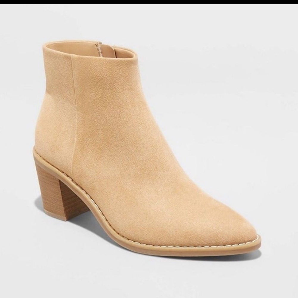 NEW UNIVERSAL THREAD TAN “MALBY” BOOTS SIZE 9.5!